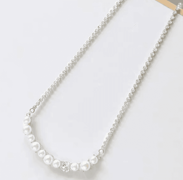 結婚式お呼ばれドレス　大ぶりなパールにダイヤがアクセント　シンプルなネックレス　アクセサリー