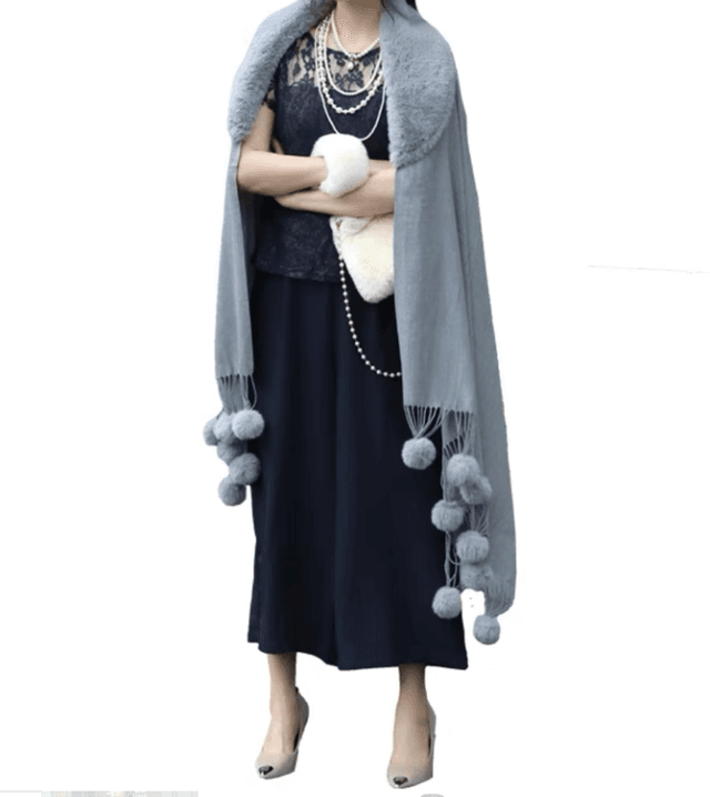 結婚式お呼ばれドレス　大きなファーボンボンが印象的　大ぶりストールボレロ