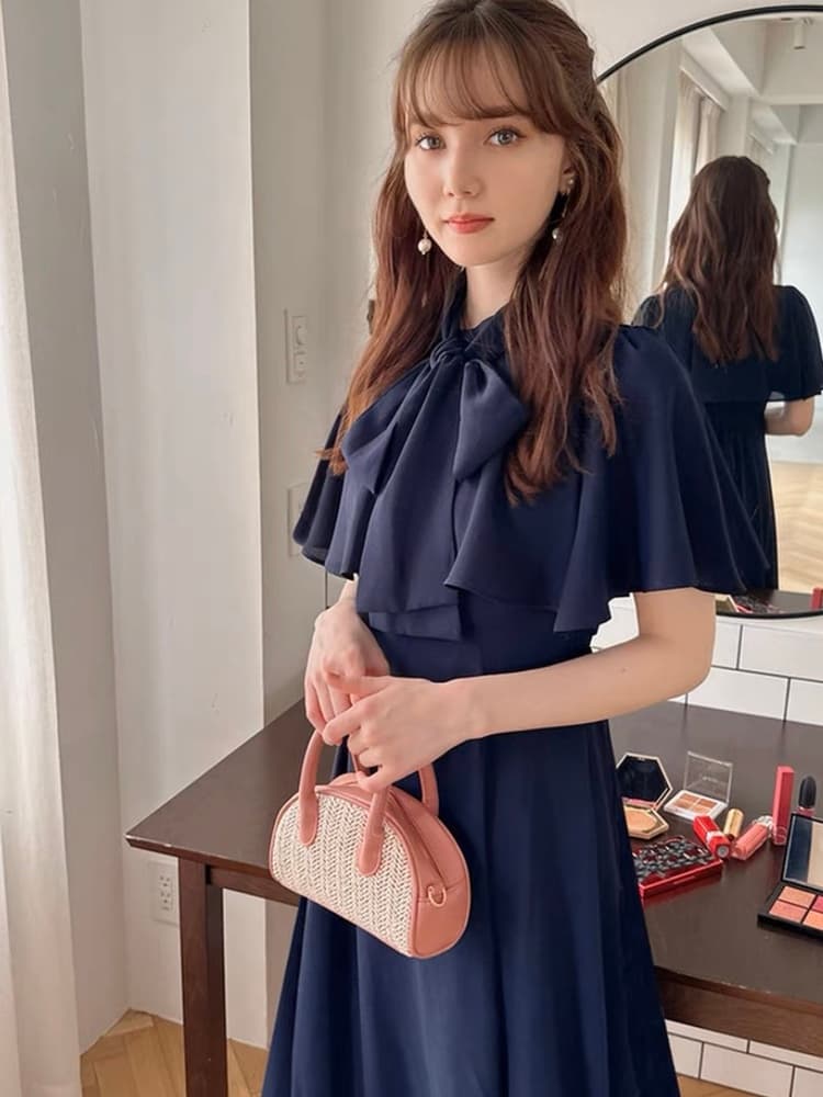 結婚式お呼ばれドレス 大きなリボンがアクセント ケープデザインのシンプルワンピースドレス