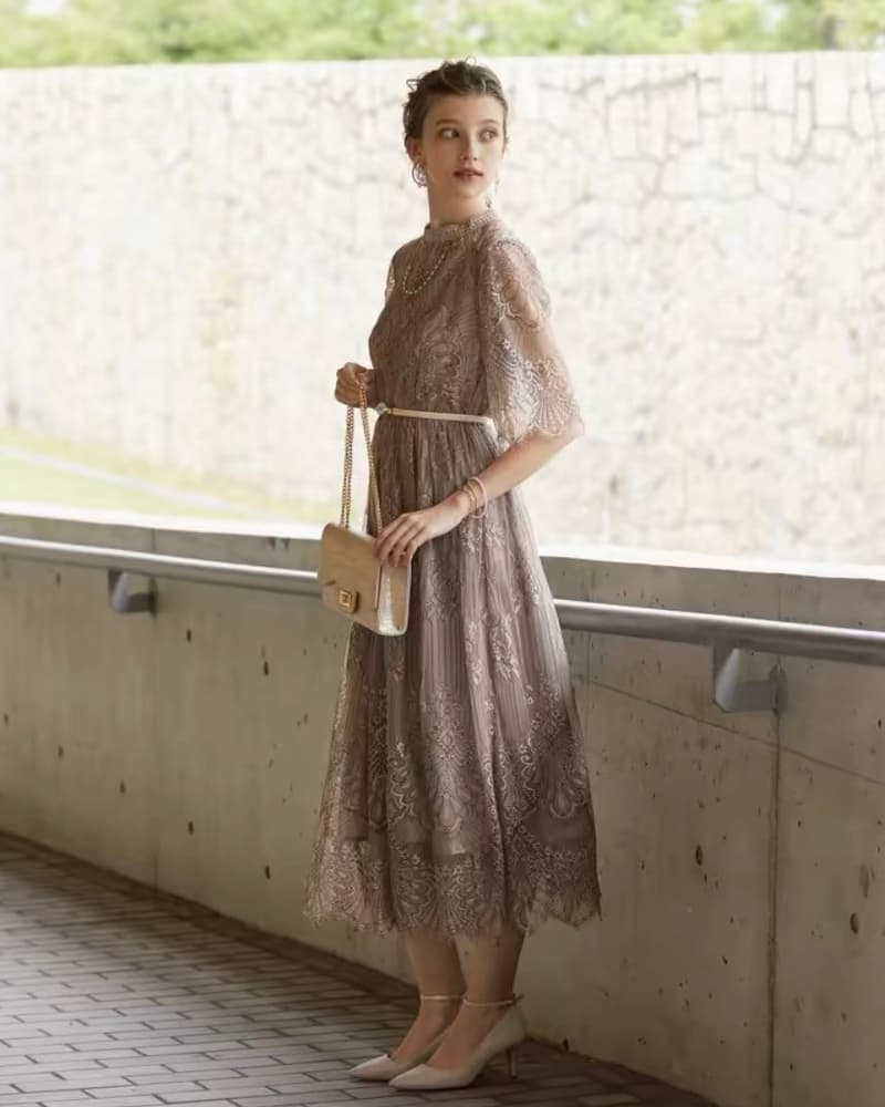 結婚式お呼ばれドレス グレージュカラーレースワンピース