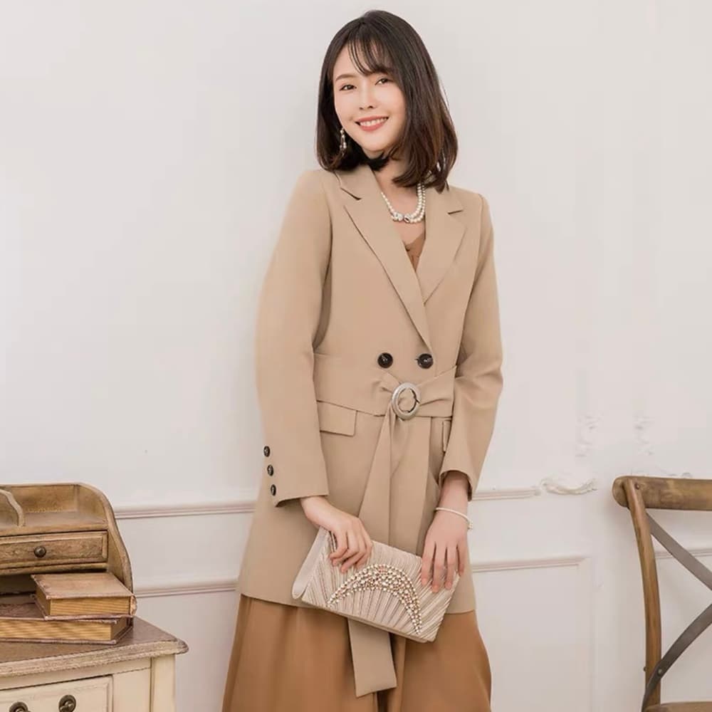 結婚式お呼ばれドレス 腰元のリボンがアクセント カジュアルなトレンチ風コート