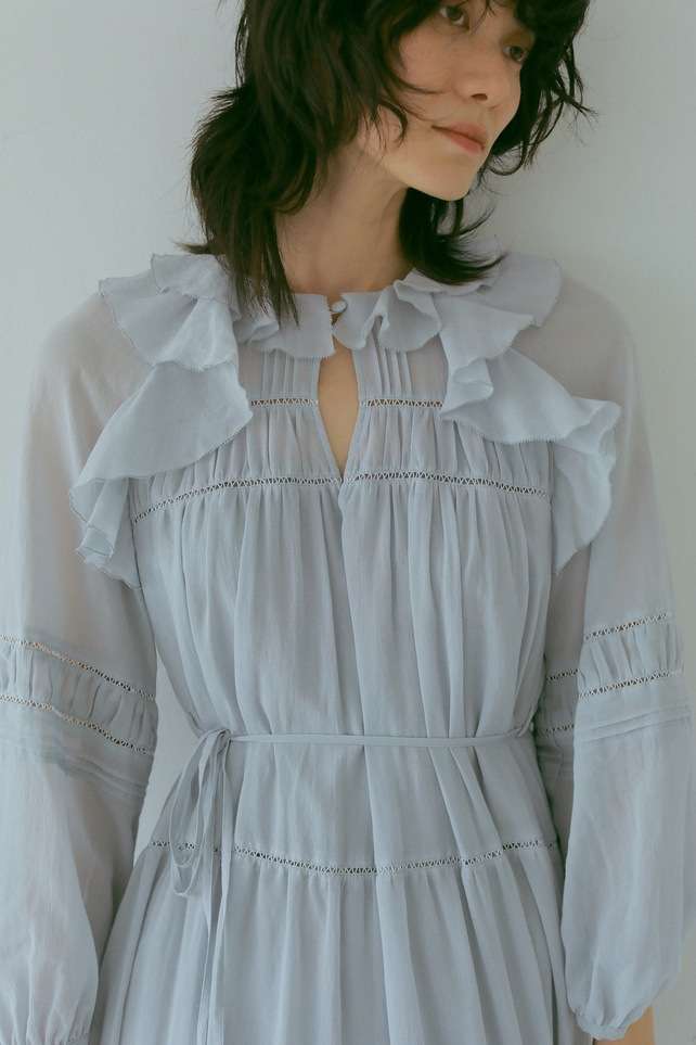 結婚式お呼ばれドレス 優雅なシフォンフリルミディドレス